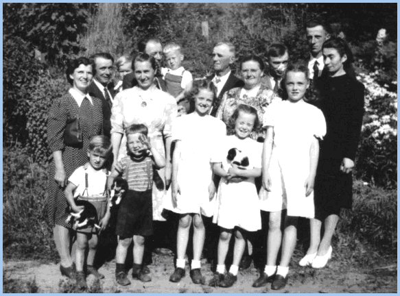 Extended Wiensz Family - Spring, 1946
